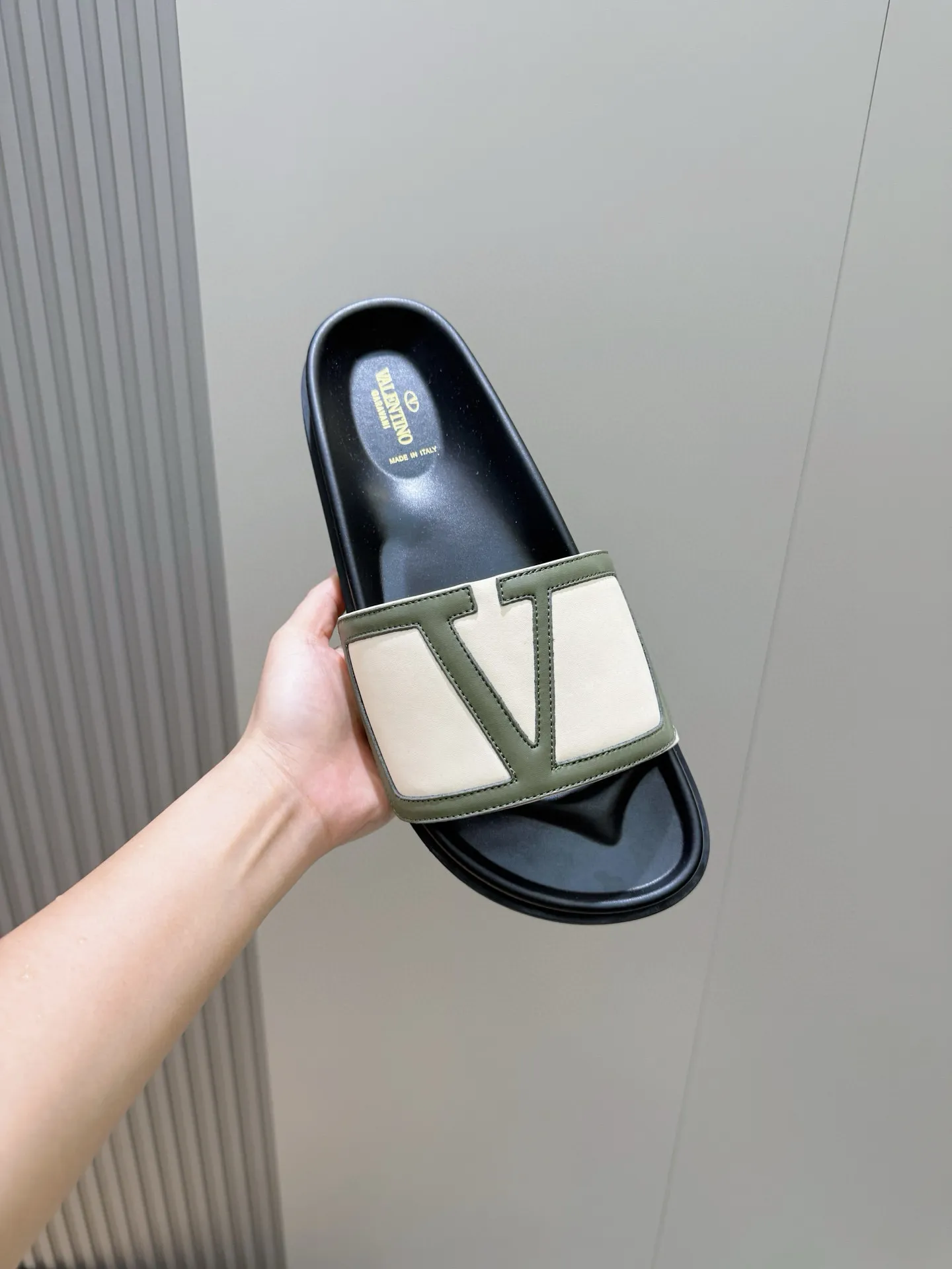 [VALENTINO] Top P: 540💰 Size: 39-44 (customized at 38.45) 🆕2025VLT — Valentino’s latest summer men’s slippers. The use of imported cowhide elements on slippers has been sublimated! It is worthy of recognition both visually and in terms of quality. Excellent quality, comfortable and durable! The embellishment of the perforated V hardware on the toe adds a sense of fashion! Cowhide feet